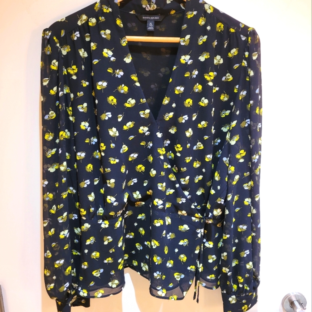 Banana Republic Anti-wrinkle wrap blouse in size XL